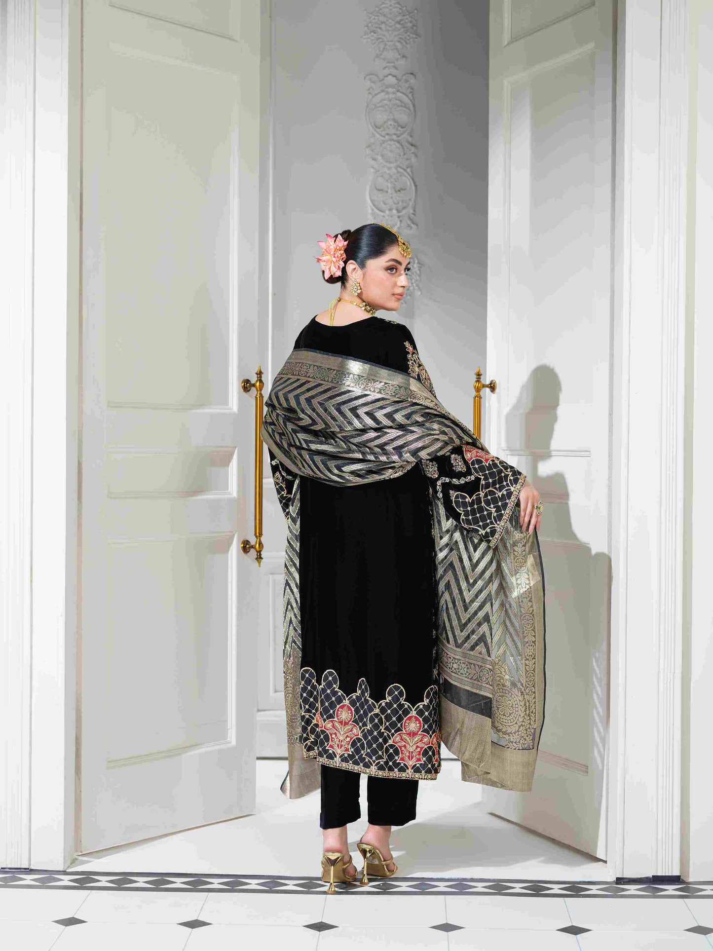 VELVETS '25 (Black-Gold)