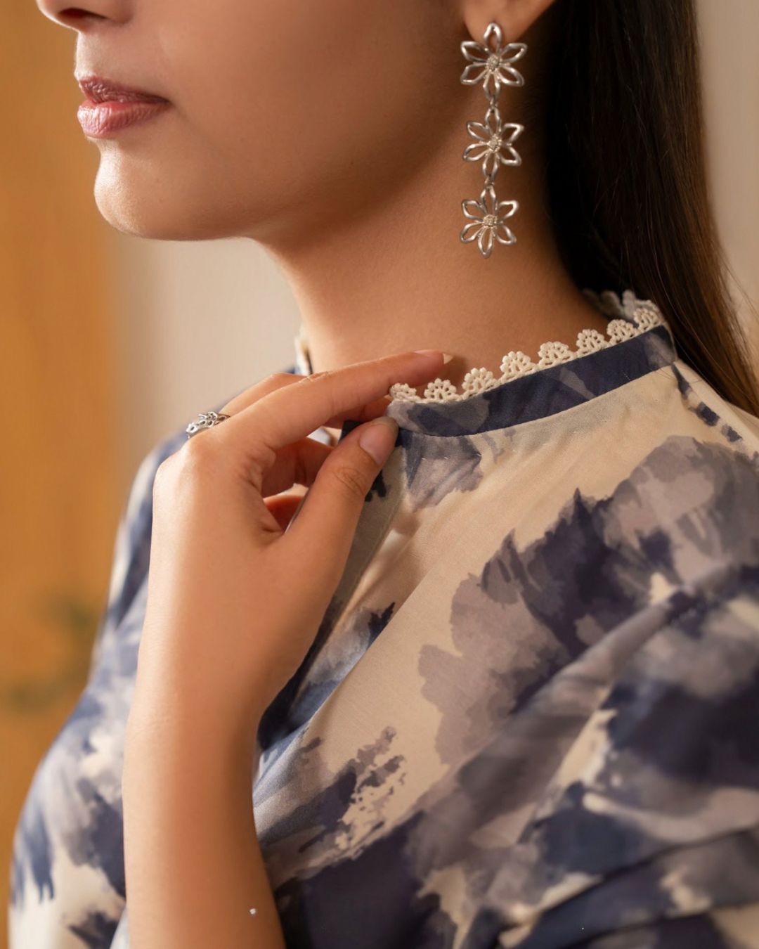 Dawwama (Blue & Off-white)