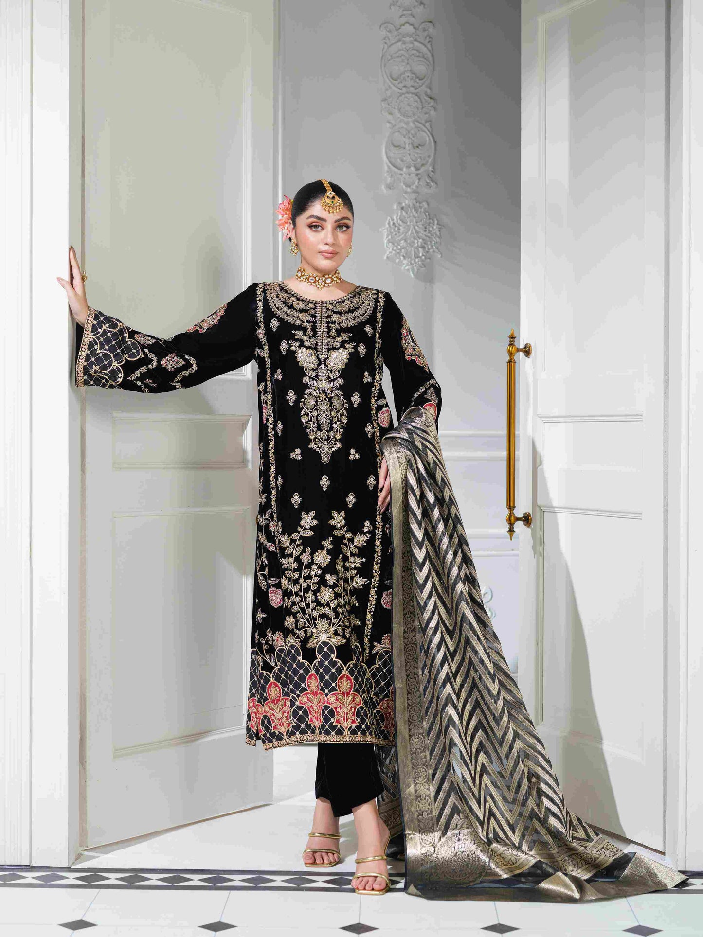 VELVETS '25 (Black-Gold)