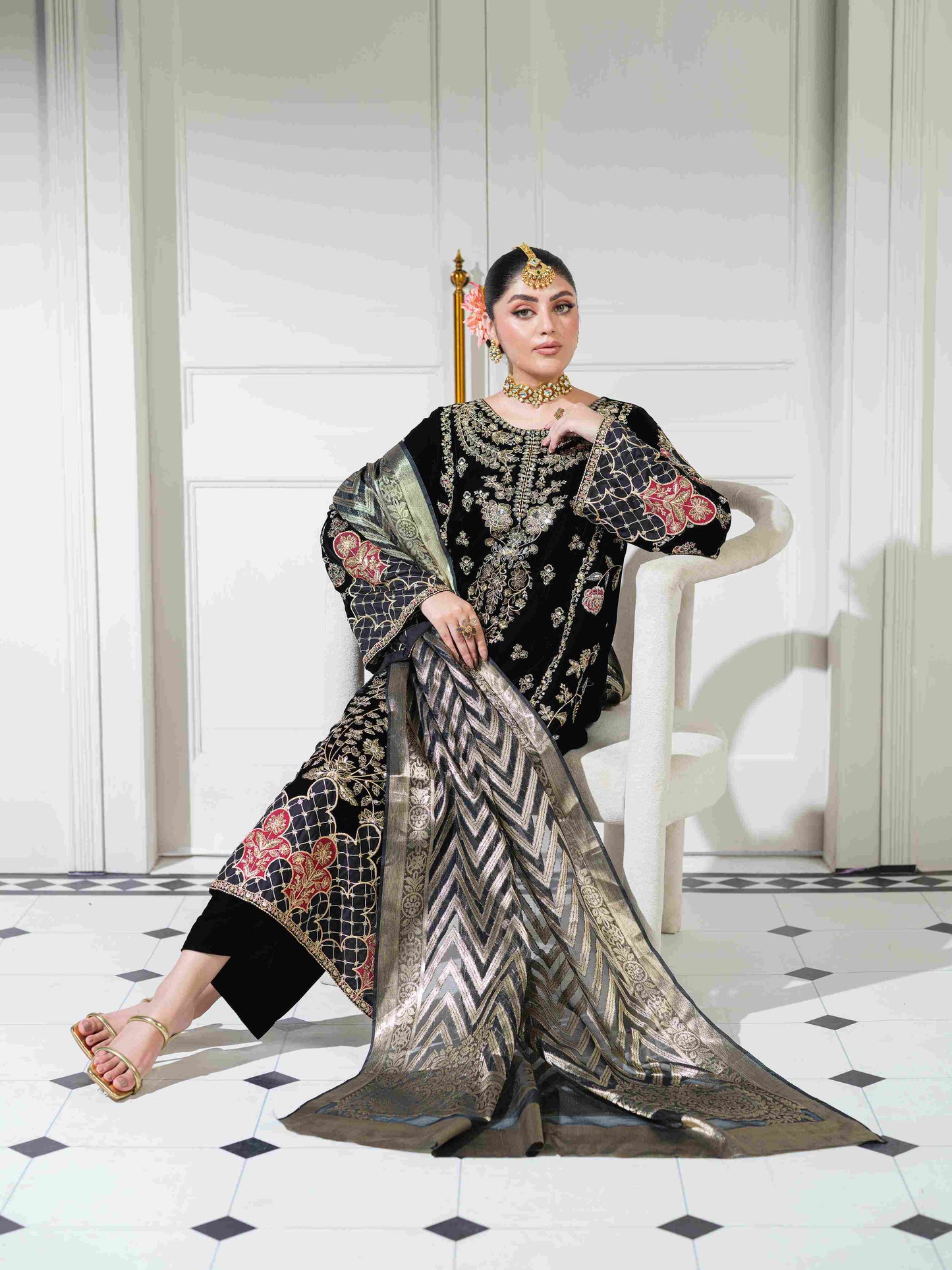 VELVETS '25 (Black-Gold)