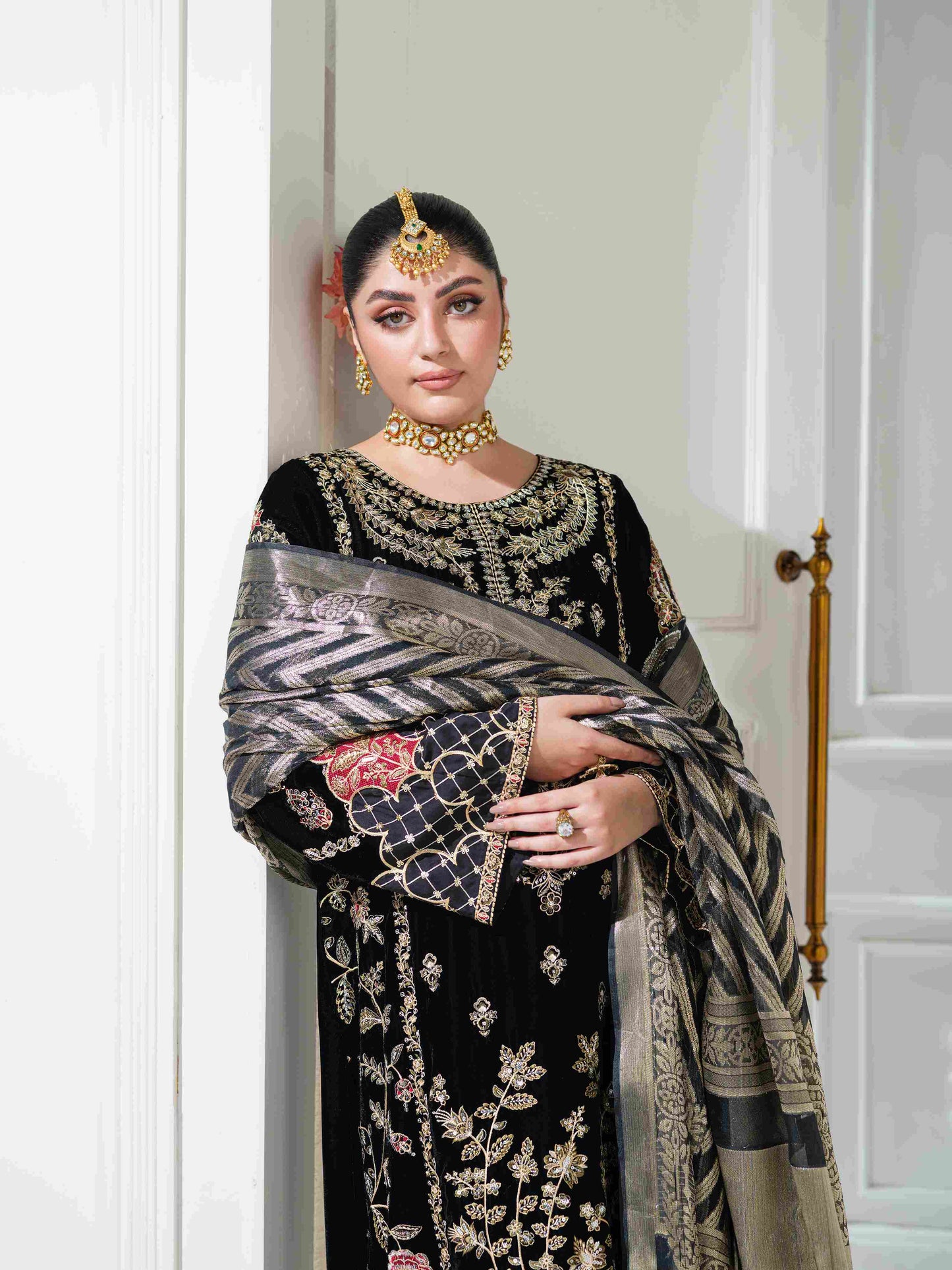 VELVETS '25 (Black-Gold)