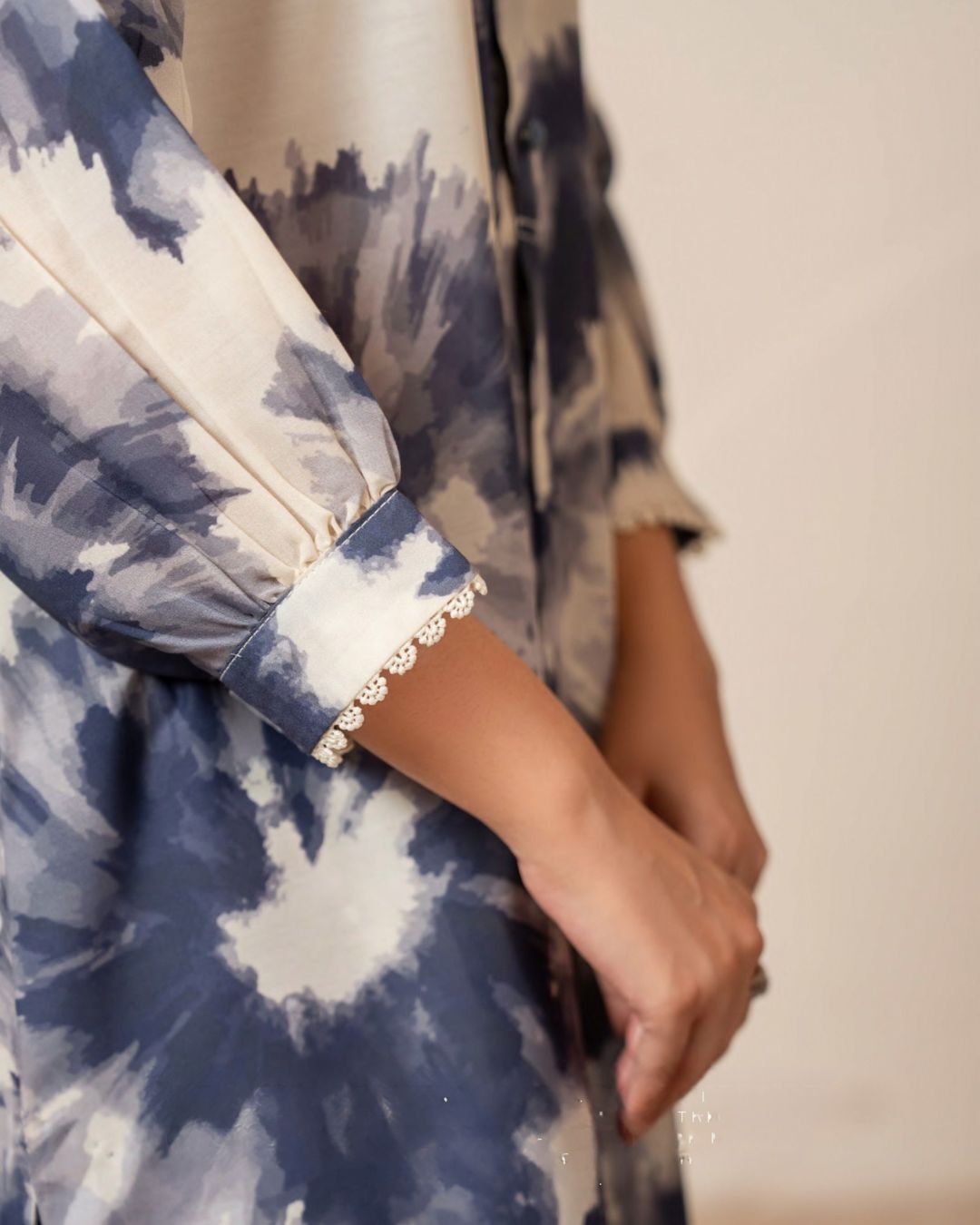 Dawwama (Blue & Off-white)